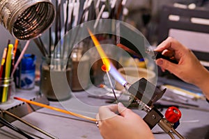 Marvering - manual glass bead manufacturing step