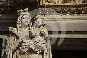 Mary statue with baby Jesus in front of the main portal - Cologne Cathedral - detail.auto_awesome.Meintest du: Marienstatue vor