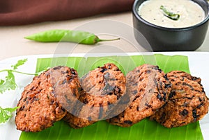 Masala vada served with chutney