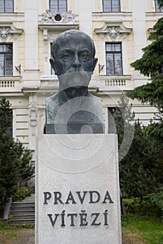 Masaryk bust with quote