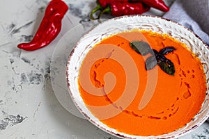 Mashed tomato soup with baked gazpacho garlic.