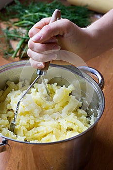 Mashing boiled potatoes