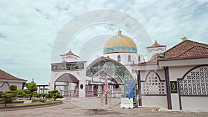Masjid Selat Melaka: cinematic slow-motion right-to-left