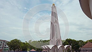 Masjid Selat Melaka minaret: cloudy day low-to-high shot