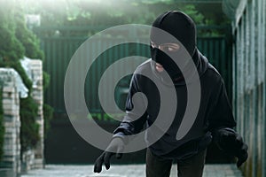 Masked thief sneak to house photo
