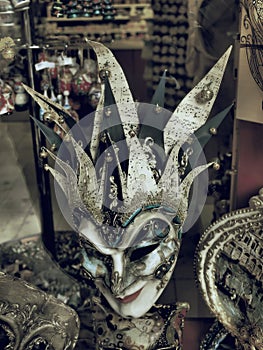 Krásné divadelní masky s hudebním motivem se zajímavým pozadím
