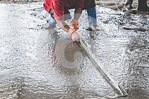 Mason building a screed coat cement