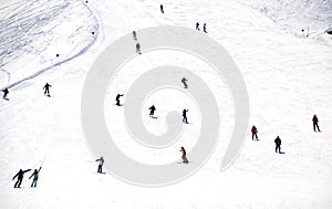 Mass descent of mountain skiers from hillside