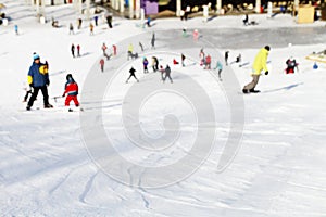 Mass descent of mountain skiers and snowboarders
