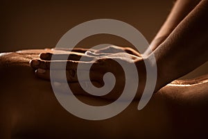 Masaje detallado manos de profesionalmente masajista 