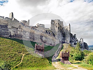 Mohutné opevnění hradu Beckov