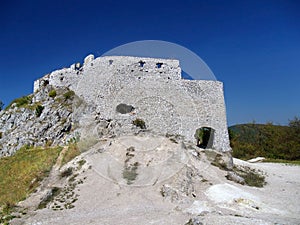 Mohutné múry Čachtického hradu, Slovensko