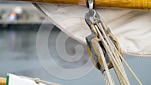 Mast pulley