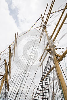 A Mast and rope in a sailing boat