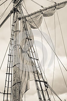 Mast and sailboat rigging, toning