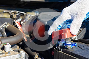 the master in the car service will check the battery terminal.