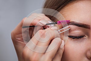 Master corrects makeup, gives shape and plucks previously painted with henna eyebrows