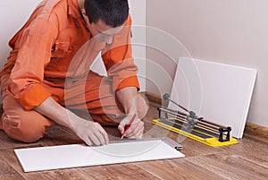 Master cuts the tile