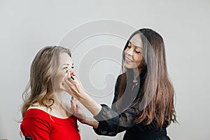 Master does a beautiful blonde makeup in a beauty salon