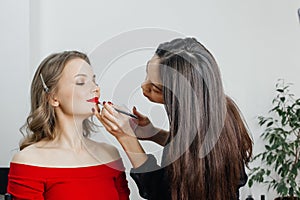 Master does a beautiful blonde makeup in a beauty salon