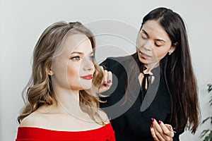 Master does a beautiful blonde makeup in a beauty salon