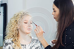 Master does a beautiful blonde makeup in a beauty salon