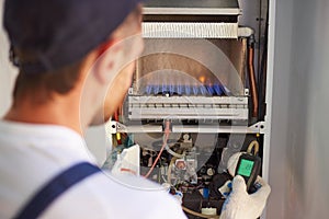 The master engineer maintains the gas heater. Adjusts the combustion of gas in the equipment