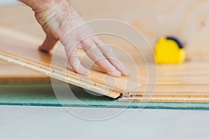 Master inserts the floorboard - technology build a floating floor