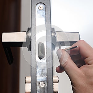 The master installs the door handle with the help of a sprocket key, installation works with the door.