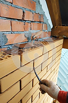 The master lays masonry silicate brick, the walls and facade of the house are made of blocks and bricks