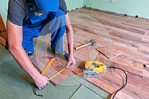 Master makes laminated floor