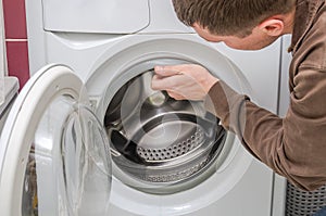 Master repairs the broken washing machine