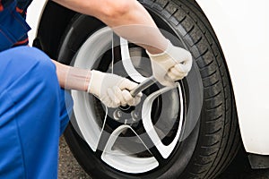 Master for the replacement of the wheels of a motor vehicle, unscrewed with a wrench, a wheel nut