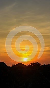 Matahari tenggelam yang sangat indah di yogyakarta photo