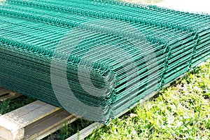 Material for the construction of a mesh fence.