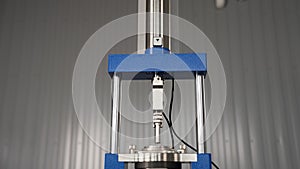 Material testing machine performing quality control analysis