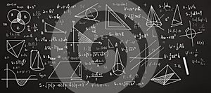 Matematica equazioni formule un grafici scritto gesso sul lavagna 