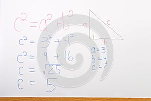 Matemáticas sobre el pizarra 