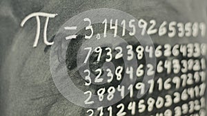 Matemático número escrito tiza sobre el pizarra 