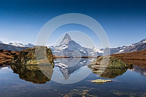 Matterhorn und Stellisee in Mondlicht