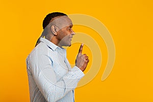 Mature african american man having idea, pointing finger up