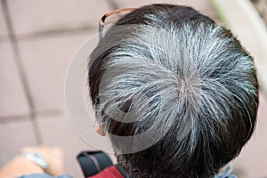 Mature man, seen from behind in the head and grey hair.