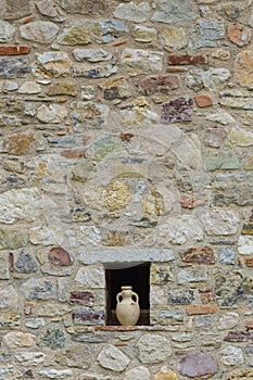 Mauer aus Naturstein mit Amphore in Italien