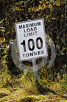 A while Maximum Load Limit 100 Tonnes sign