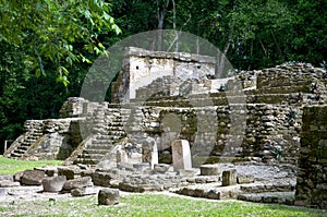 maya ruinsite topoxte - guatemala