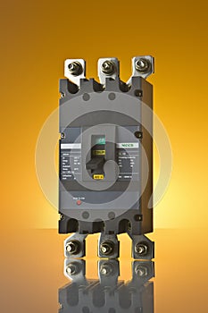 MCCB (Moulded Case Circuit Breaker)