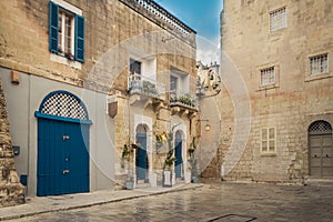 Mdina, Malta: St Publius Square with beautiful limestone townhouse