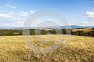 Luční krajina uprostřed slovenska s modrou oblohou a mraky na podzim podzim. Venkovský les s panoramatickým výhledem na čt