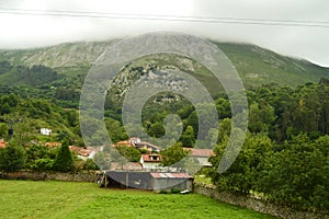 Prado mostrar de picos de Europa sobre el ruta en concejo de. naturaleza viajar países bosques 