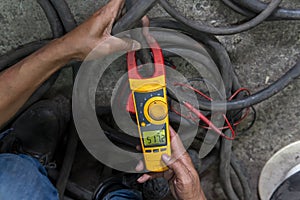 Measure amps while welding with digital clamp meter